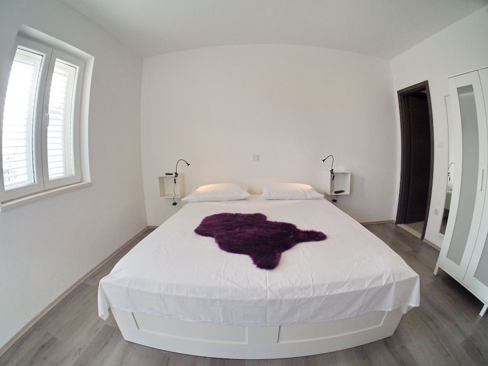 undefined Icy-House 10