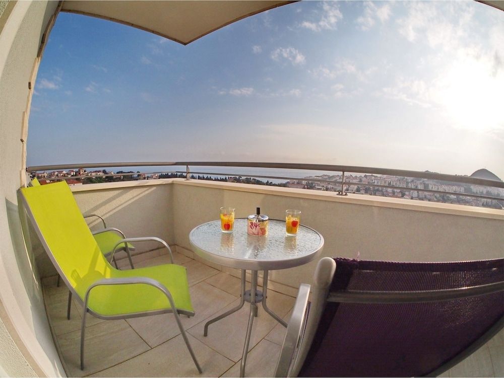 undefined Icy-House 8