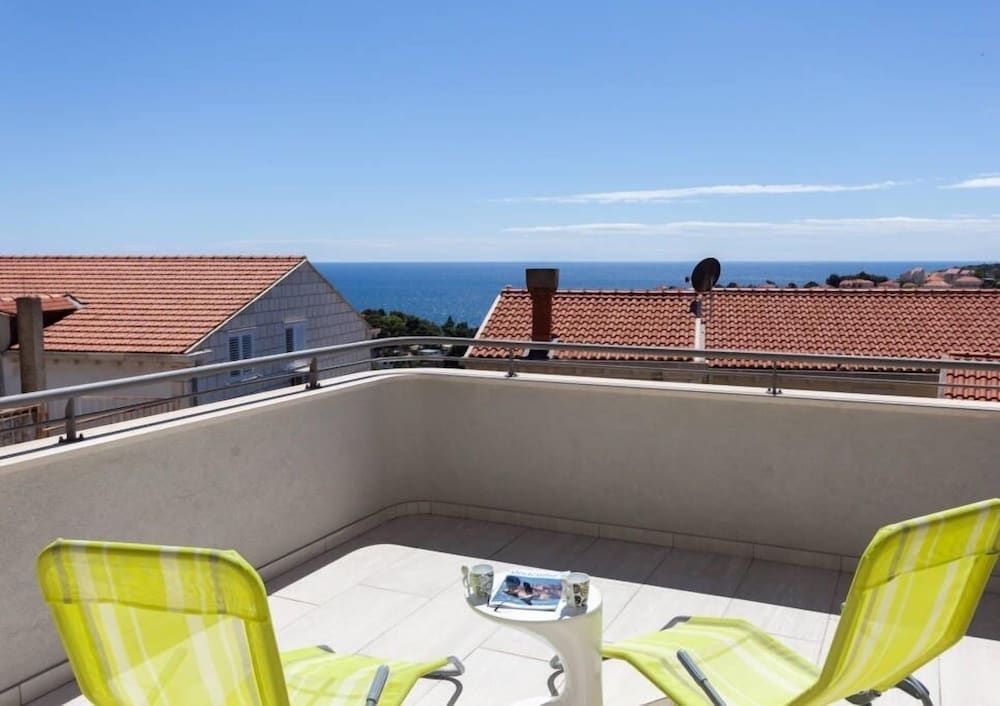 undefined Icy-House 2