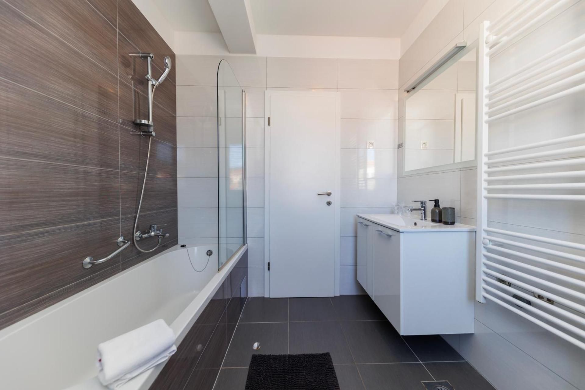Deluxe Three-Bedroom Apartment with Sea View