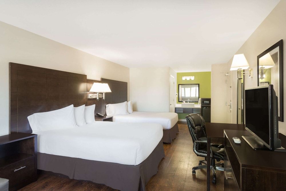 Studio Suite, 1 King Bed, Non Smoking, Pool View