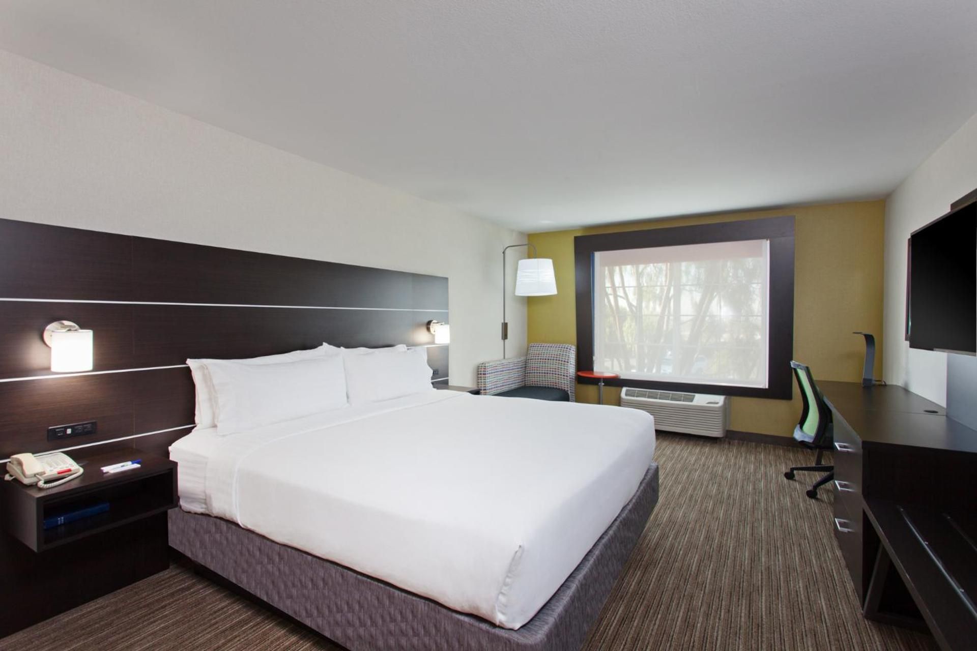 1 King Bed Leisure Non-Smoking
