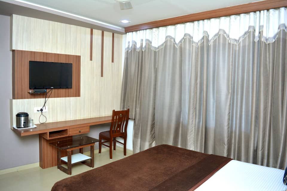 Hotel Planet Deluxe AC Twin Room (Unmarried couples are not allowed) 2