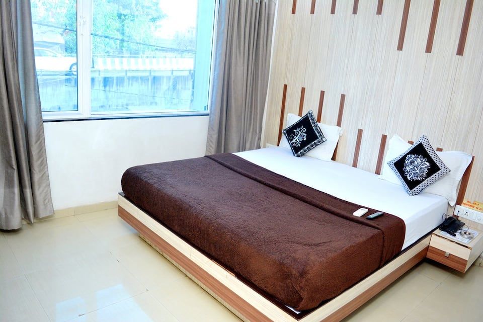 Executive Ac Room(Unmarried couples are not allowed)