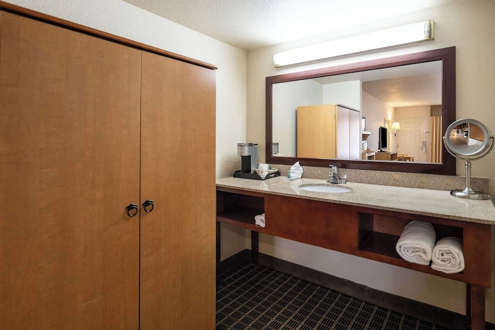 undefined SureStay Plus Hotel by Best Western San Jose Central City 9