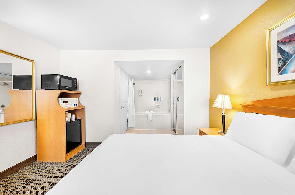 Suite, 1 Queen Bed, Non Smoking, Jetted Tub
