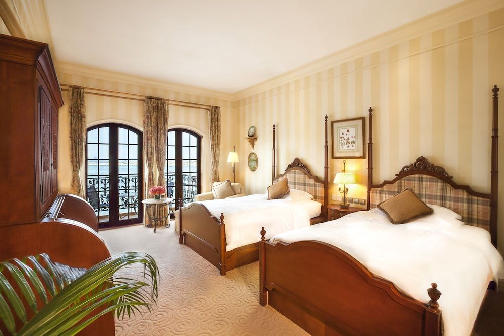 Rocks Hotel Deluxe Room, 2 Twin Beds, Balcony, Sea View