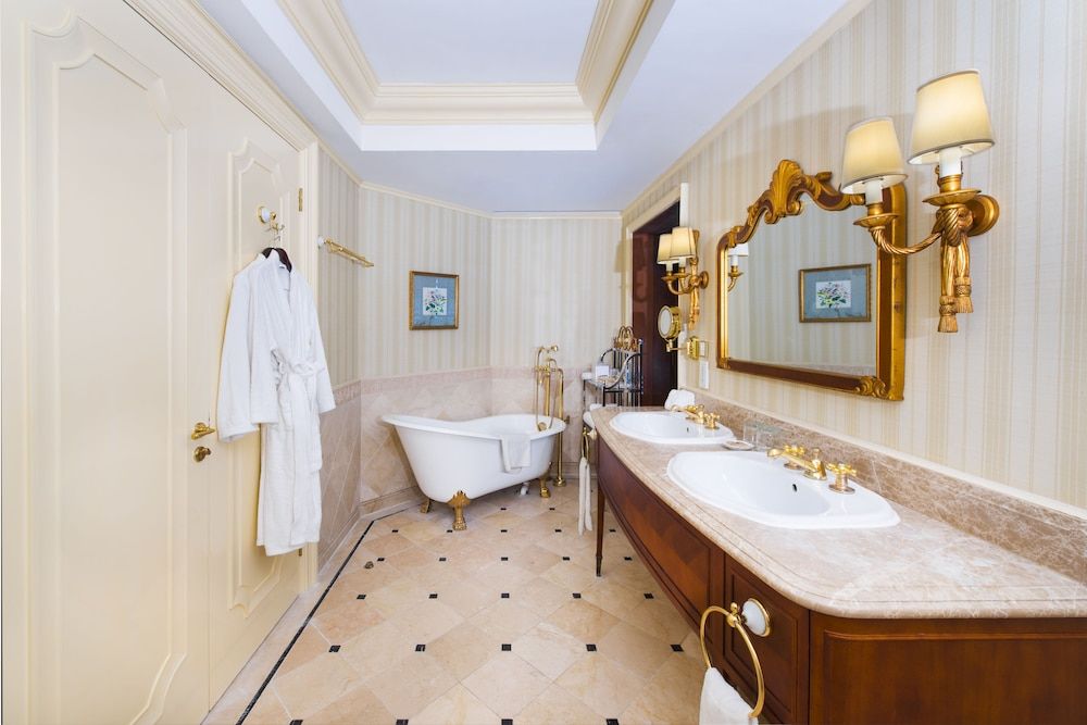 Rocks Hotel Deluxe Room, 2 Twin Beds, Balcony, Sea View 5