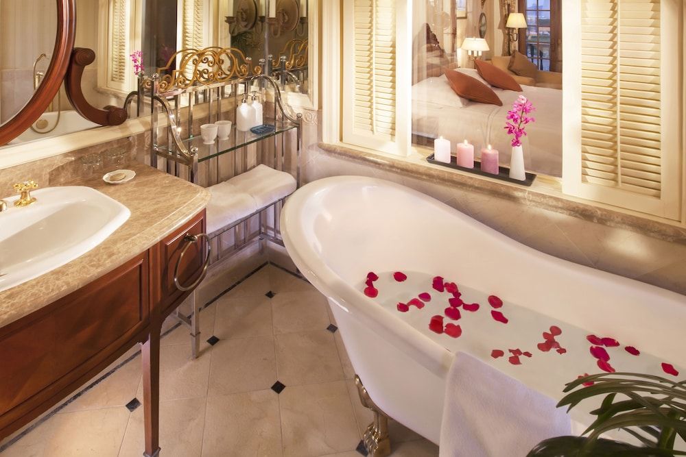 Rocks Hotel Deluxe Room, 2 Twin Beds, Balcony, Sea View 6