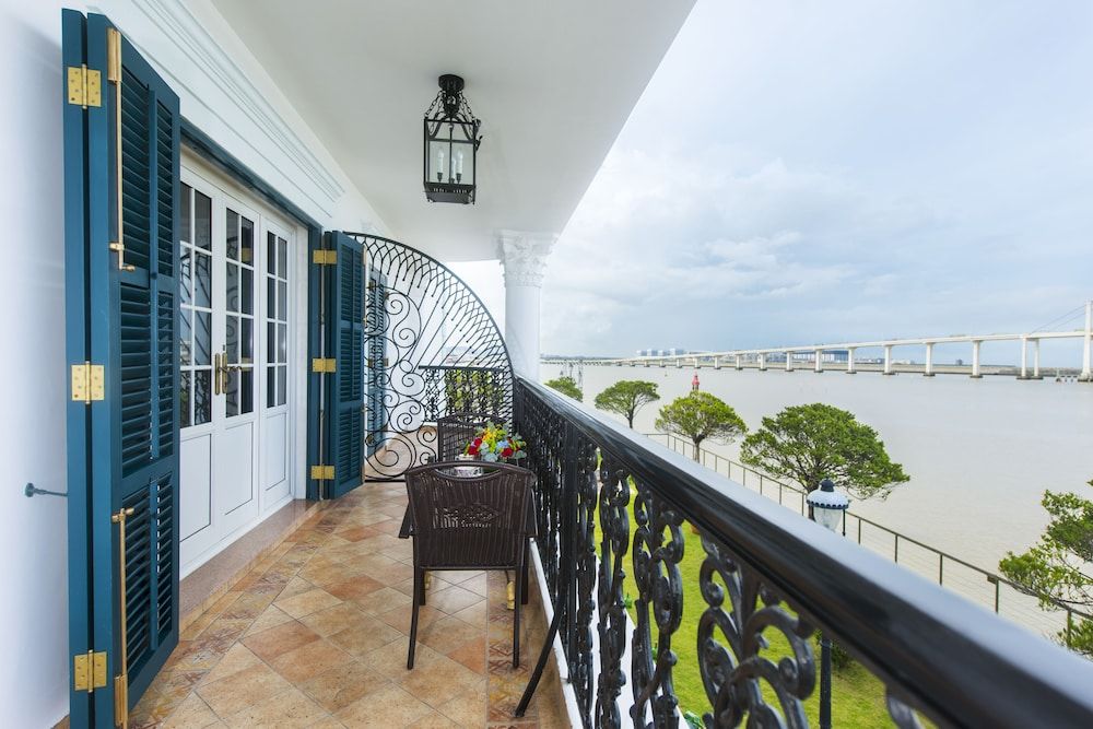 Rocks Hotel Deluxe Room, 2 Twin Beds, Balcony, Sea View 4