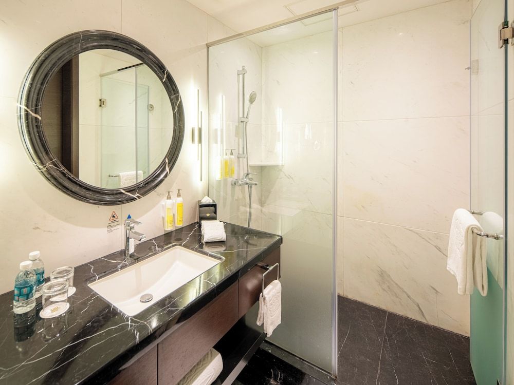 Grand Emperor Hotel Deluxe Double Room 4