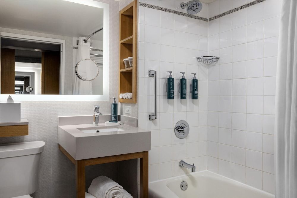 Skyline Room, 1 King Bed, Accessible, Bathtub