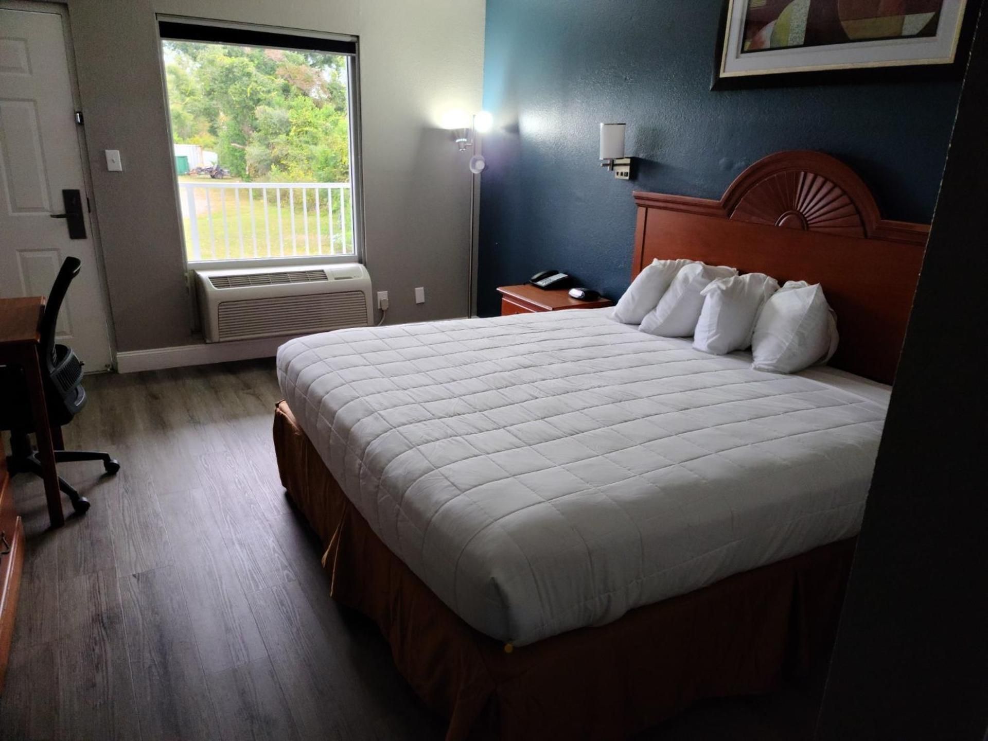 1 King Bed, Non-Smoking