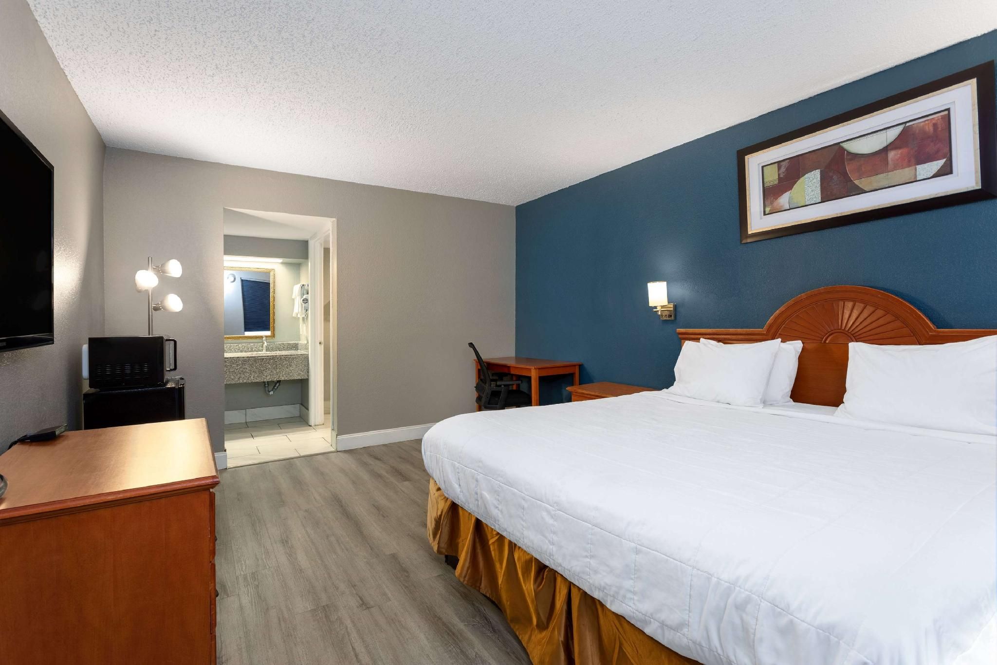 1 King Bed, Non-Smoking