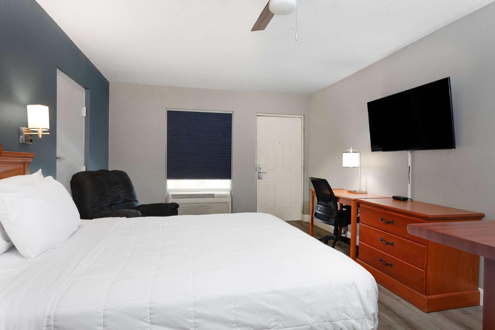 1 Queen Bed, Deluxe Mobility Accessible Room, Non-Smoking