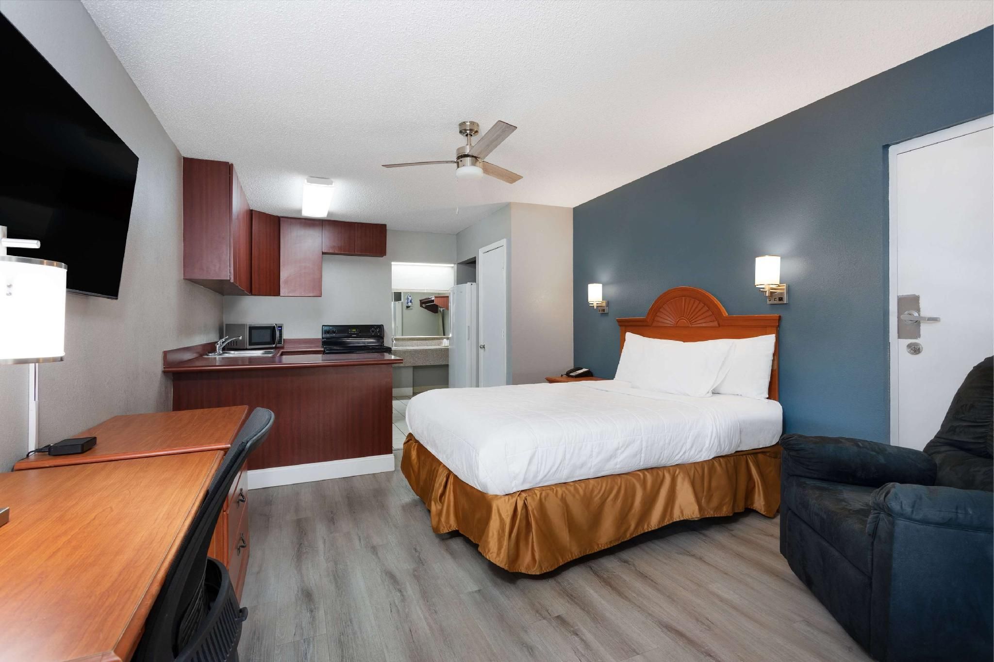 1 Queen Bed, Deluxe Room, Non-Smoking