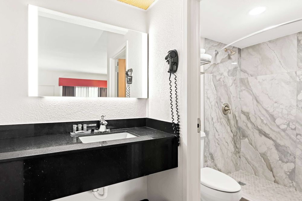 Best Western Lake Okeechobee Standard Room, 1 King Bed, Non Smoking, Jetted Tub 4