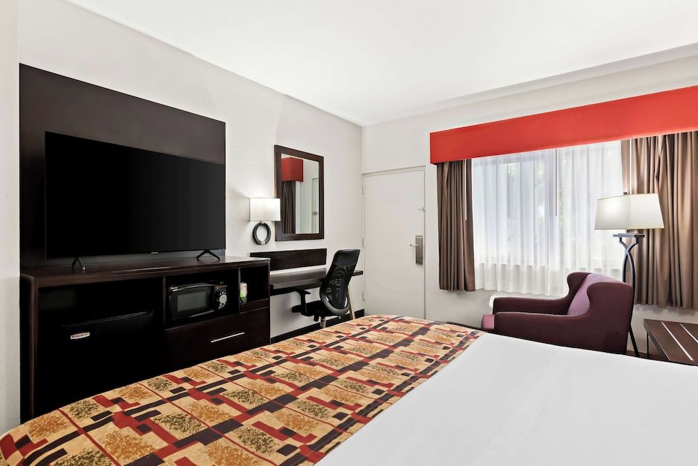 Best Western Lake Okeechobee Standard Room, 1 King Bed, Smoking, Refrigerator & Microwave 2