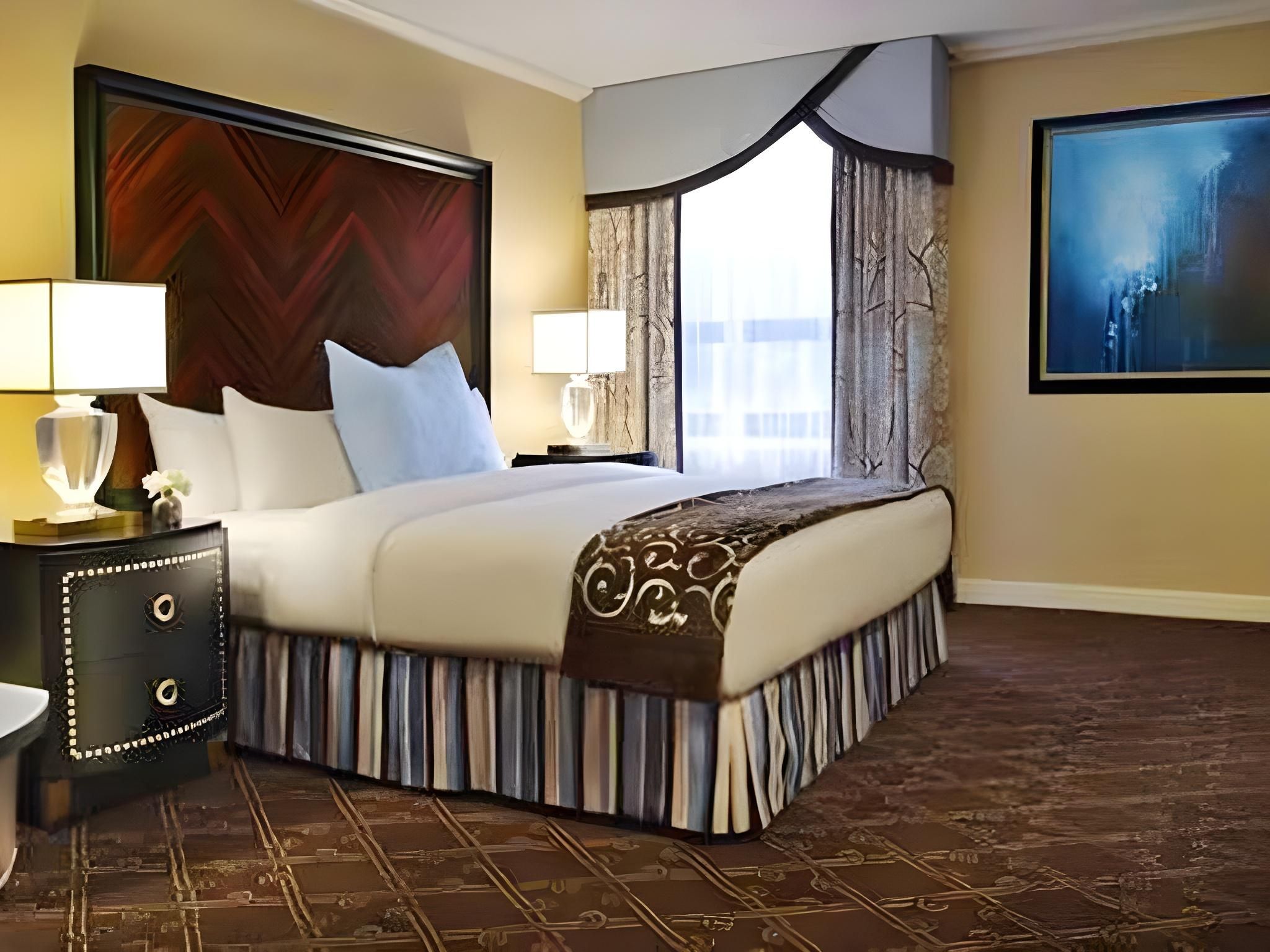 STANDARD ROOM 1 KING MOB ACCESS W/ROLLIN SHWR
