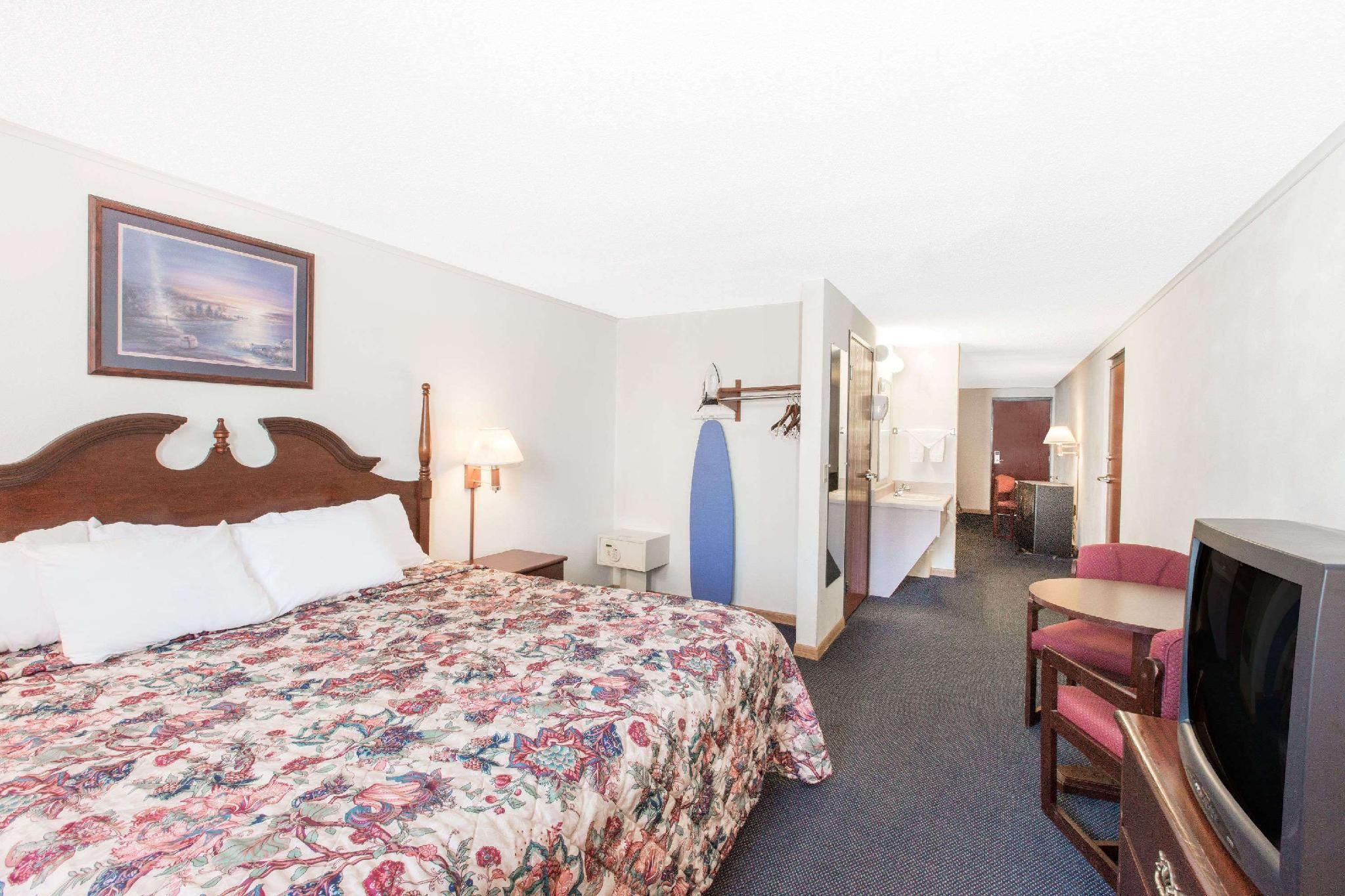 1 King Bed, 1 Queen One-Bedroom Suite, Non-Smoking