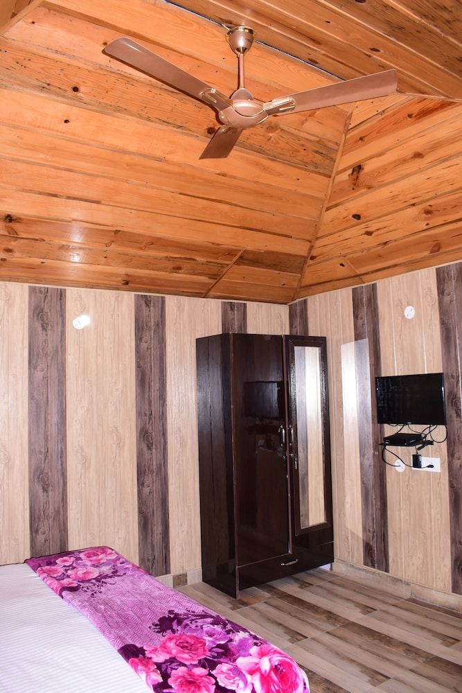 Damyanti Hotel And Resort Deluxe Room