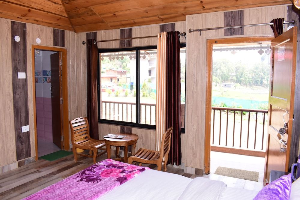 Damyanti Hotel And Resort Deluxe Room 10