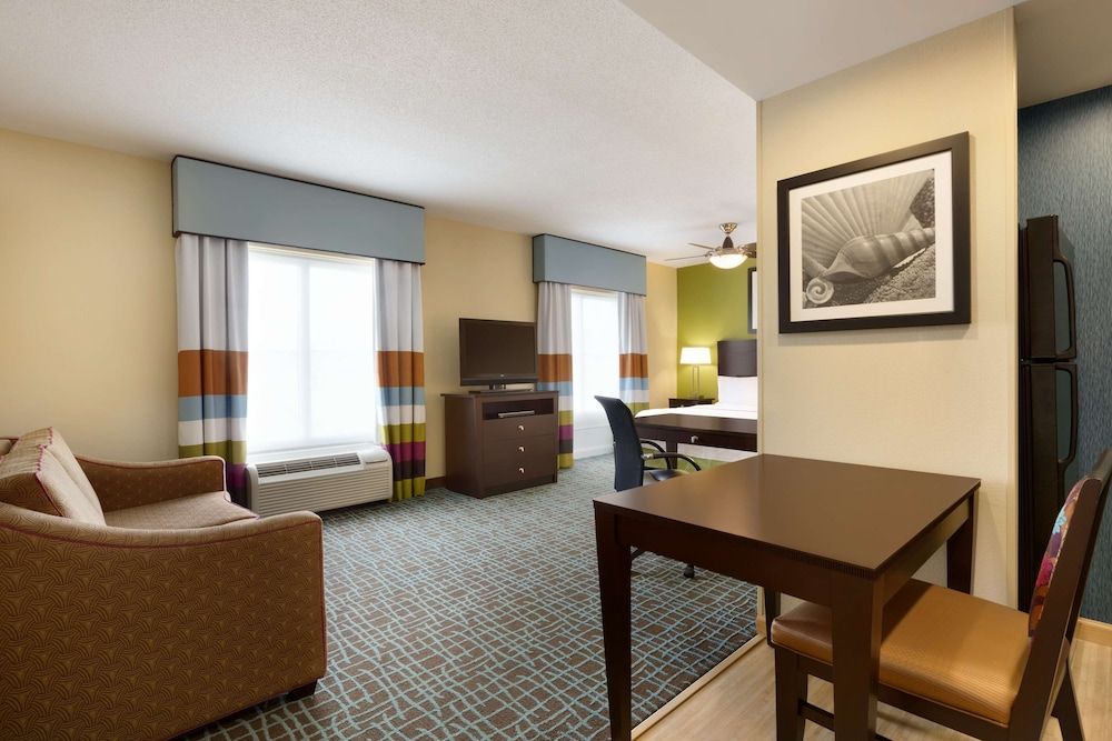 Suite, 1 King Bed, Accessible, Bathtub (Mobility & Hearing)