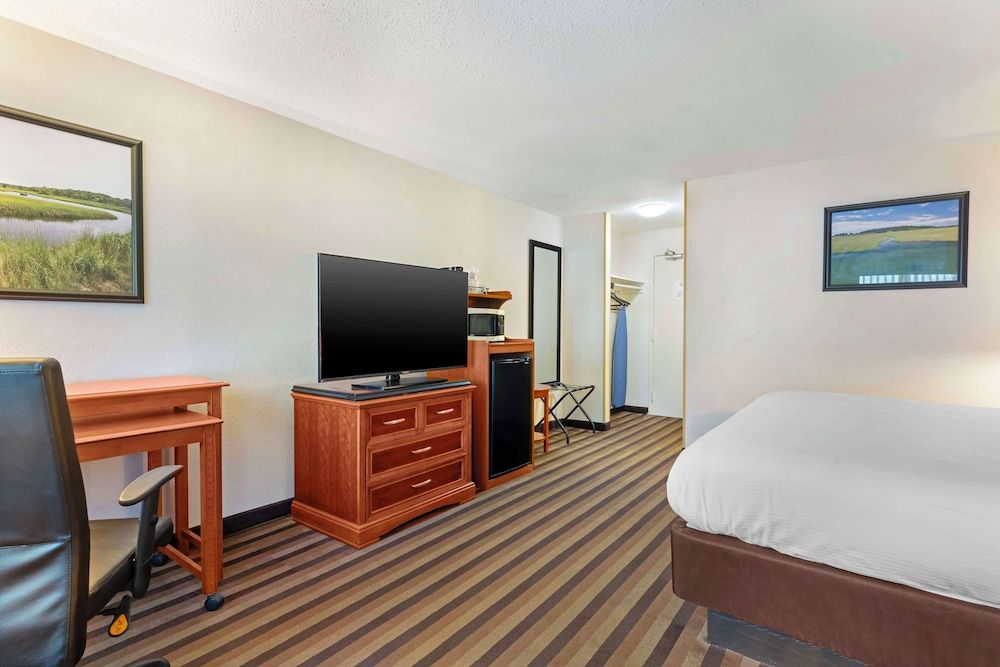 Best Western Rockland Standard Room, 1 King Bed, Accessible, Bathtub 2