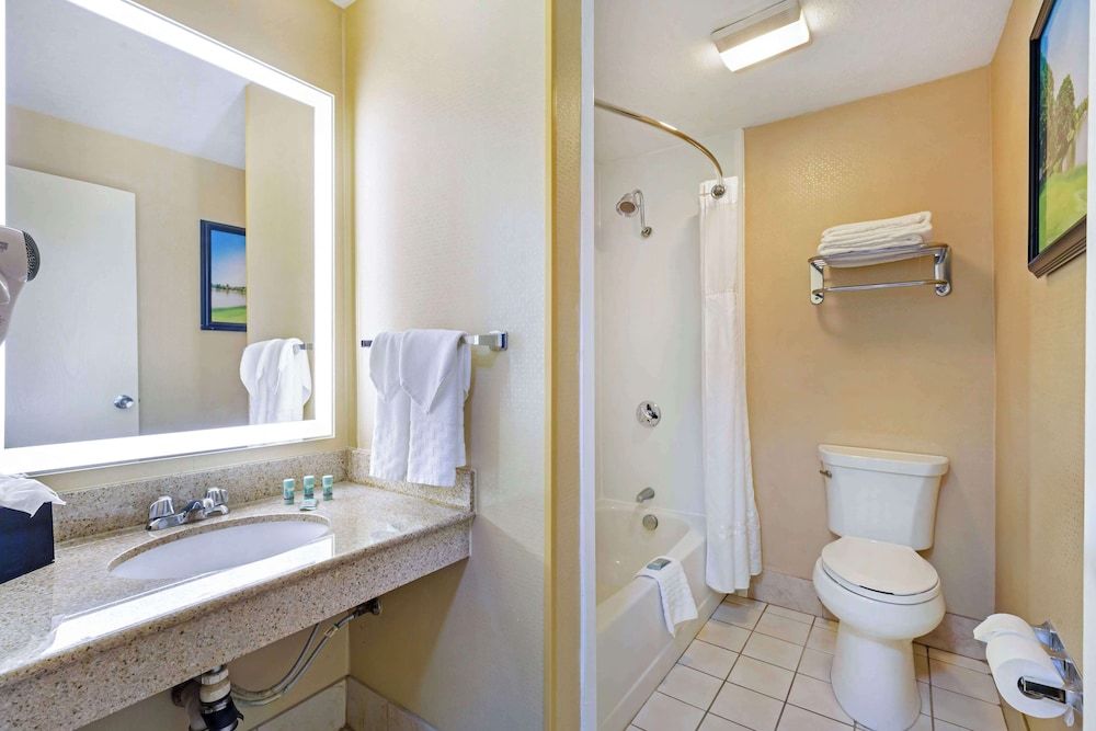 Best Western Rockland Standard Room, 1 King Bed, Non Smoking 4