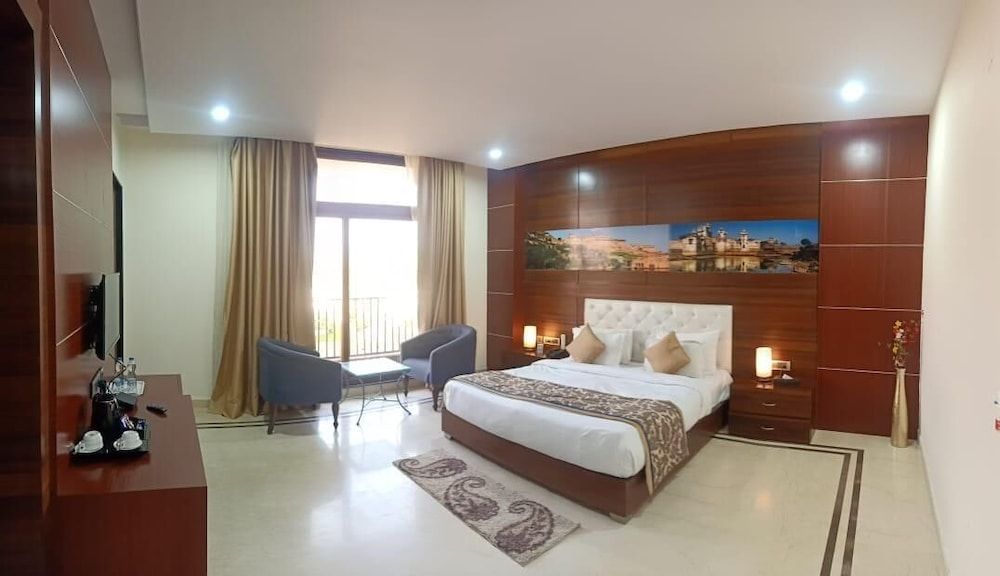 Clarks Safari Ranthambore Deluxe room with King Bed 6