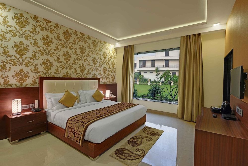 Clarks Safari Ranthambore Luxury Cottage with King Bed and Garden view 7