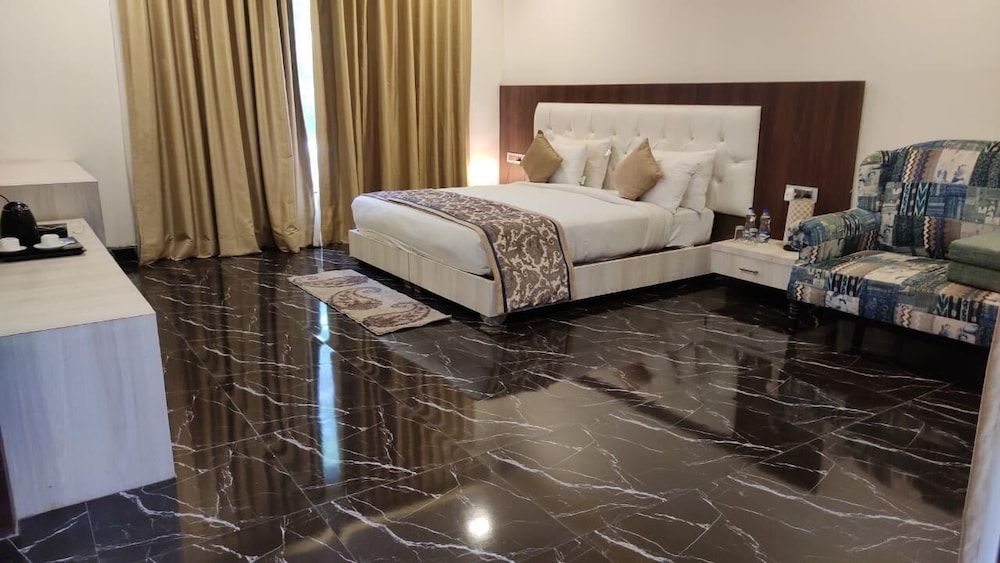 Clarks Safari Ranthambore Luxury Cottage with King Bed and Garden view 14