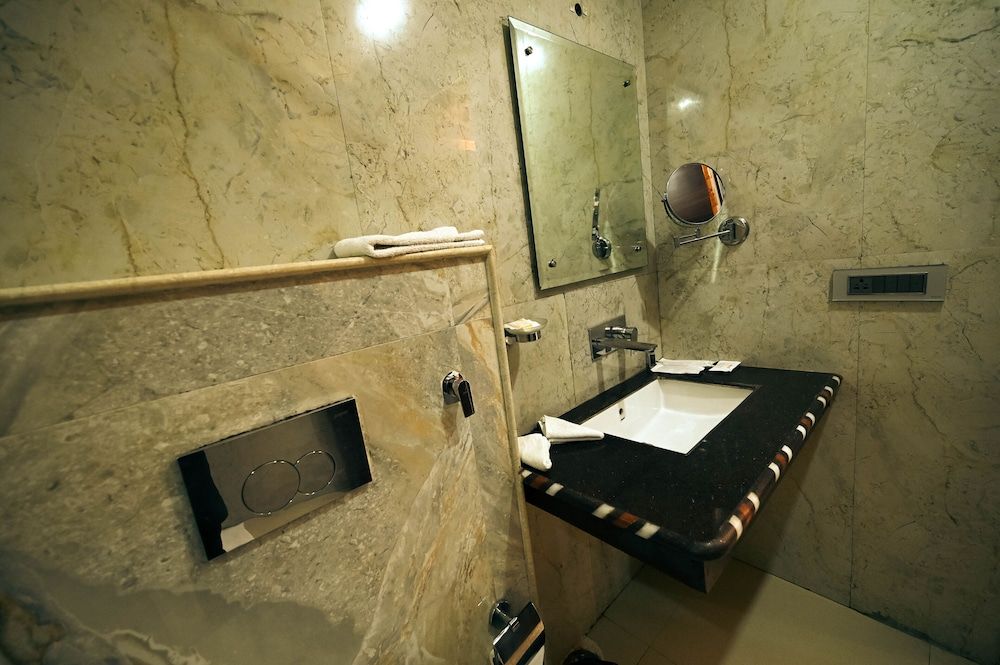 Clarks Safari Ranthambore Deluxe room with King Bed 9