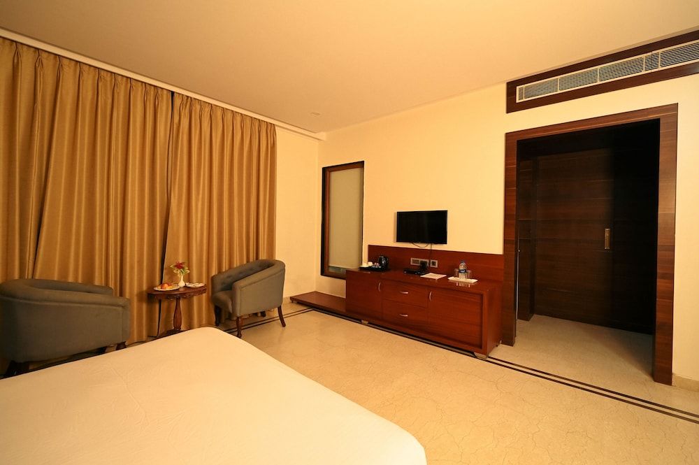 Clarks Safari Ranthambore Deluxe room with King Bed 13