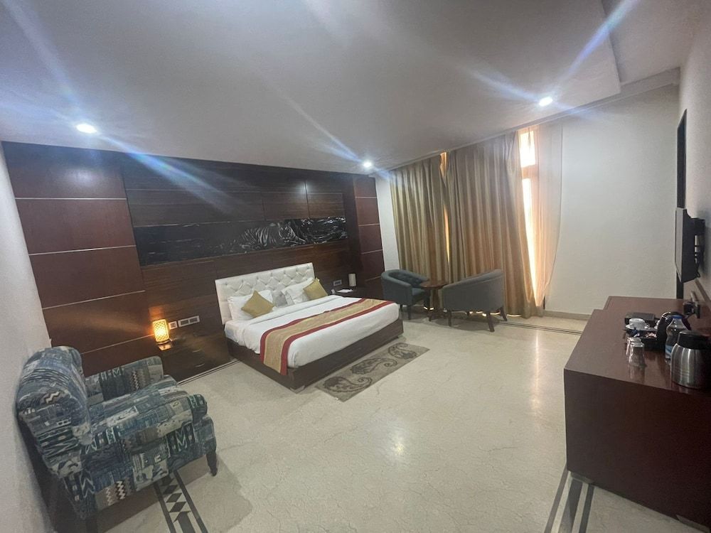 Clarks Safari Ranthambore Deluxe room with King Bed 12