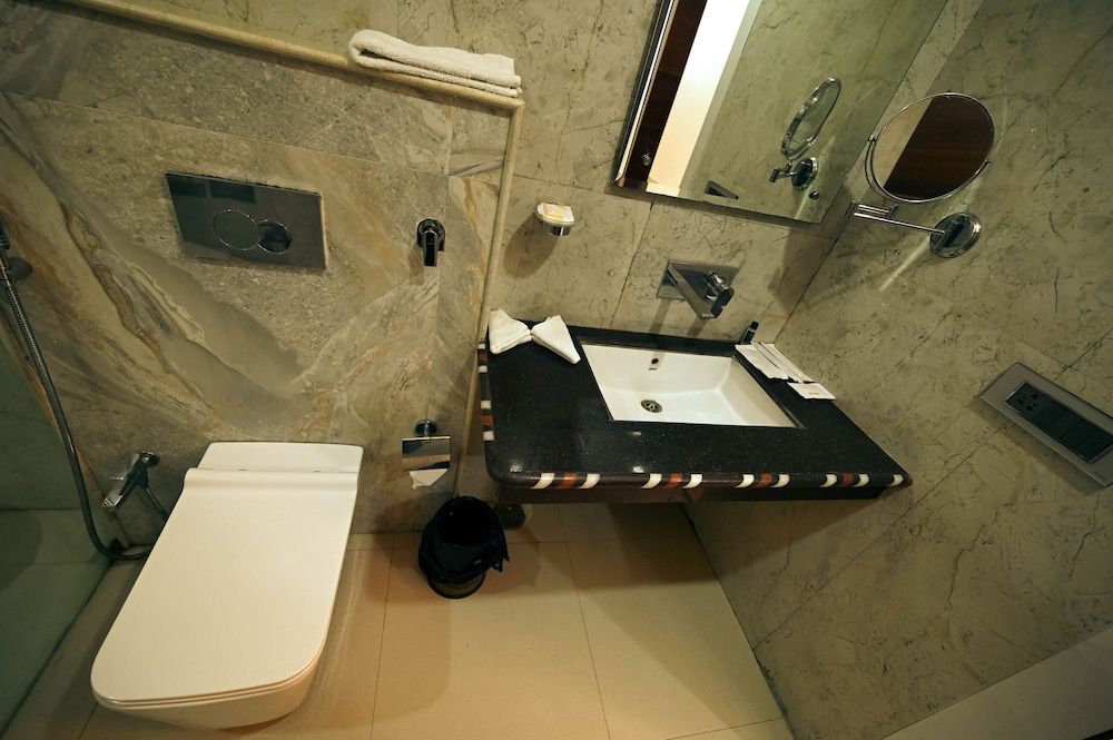 Clarks Safari Ranthambore Deluxe room with King Bed 11