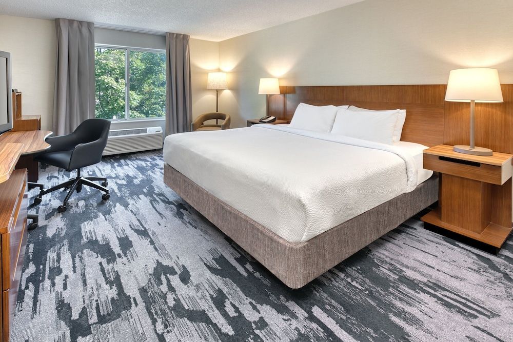 Room, 1 King Bed, Non Smoking (Mobility/Hearing Access, Roll-In Shwr)