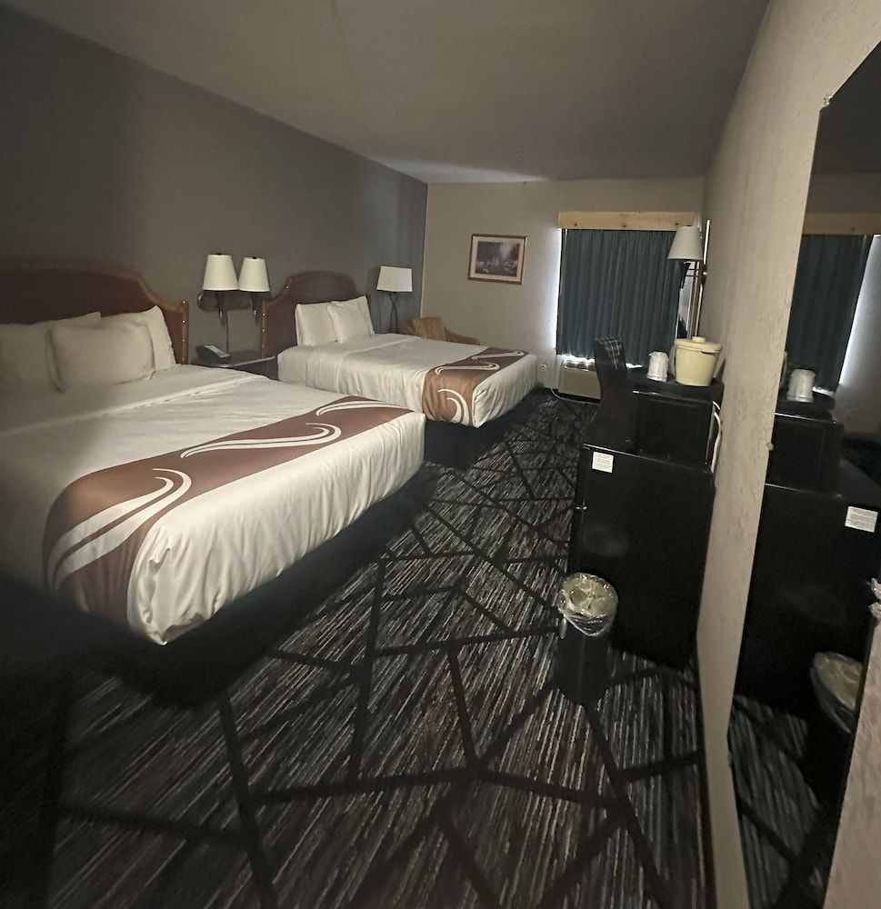 Hometown Inn Deluxe Room, 2 Queen Beds, Non Smoking 2