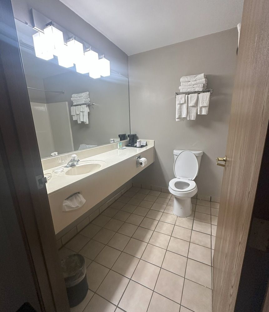 Hometown Inn Standard Room, 1 King Bed, Non Smoking, Jetted Tub 2