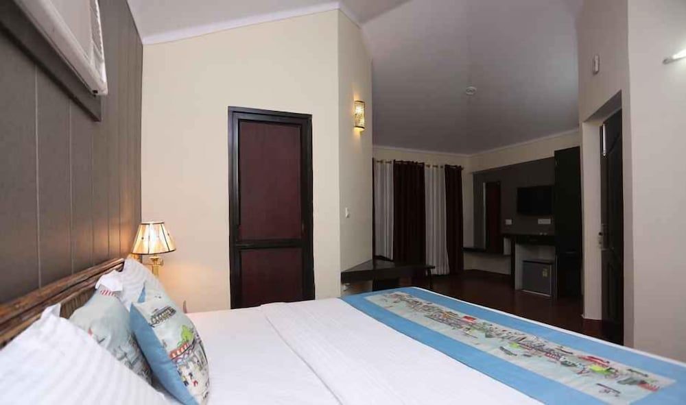 Adb Rooms Corbett Jungle Holiday SPA Deluxe Cottage 12