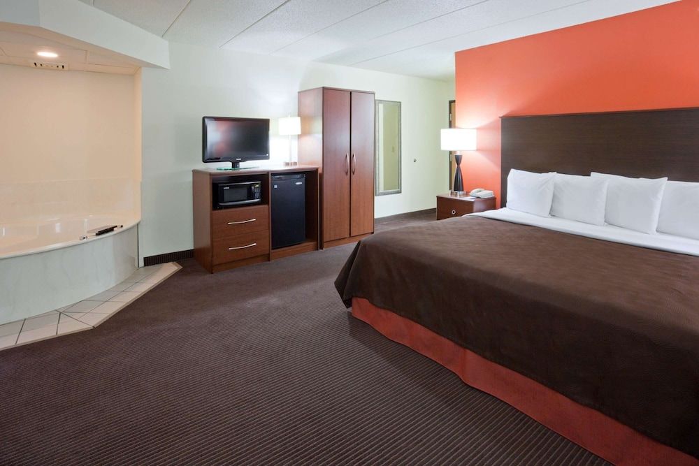 Suite, 1 King Bed, Accessible, Non Smoking