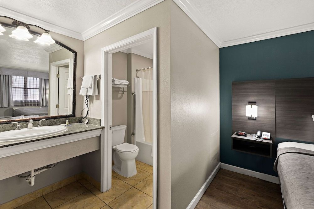 Quality Inn Standard Room, 1 King Bed, Smoking 7