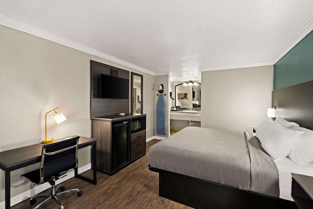 Quality Inn Standard Room, 1 King Bed, Smoking 3