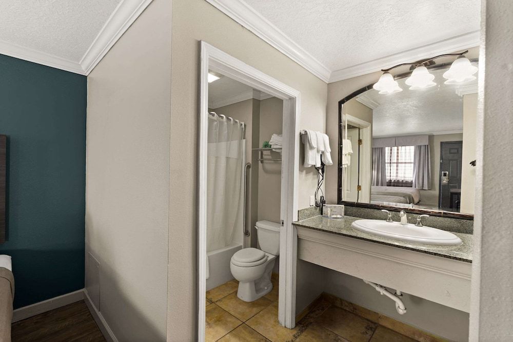 Quality Inn Standard Room, 2 Queen Beds, Smoking 4