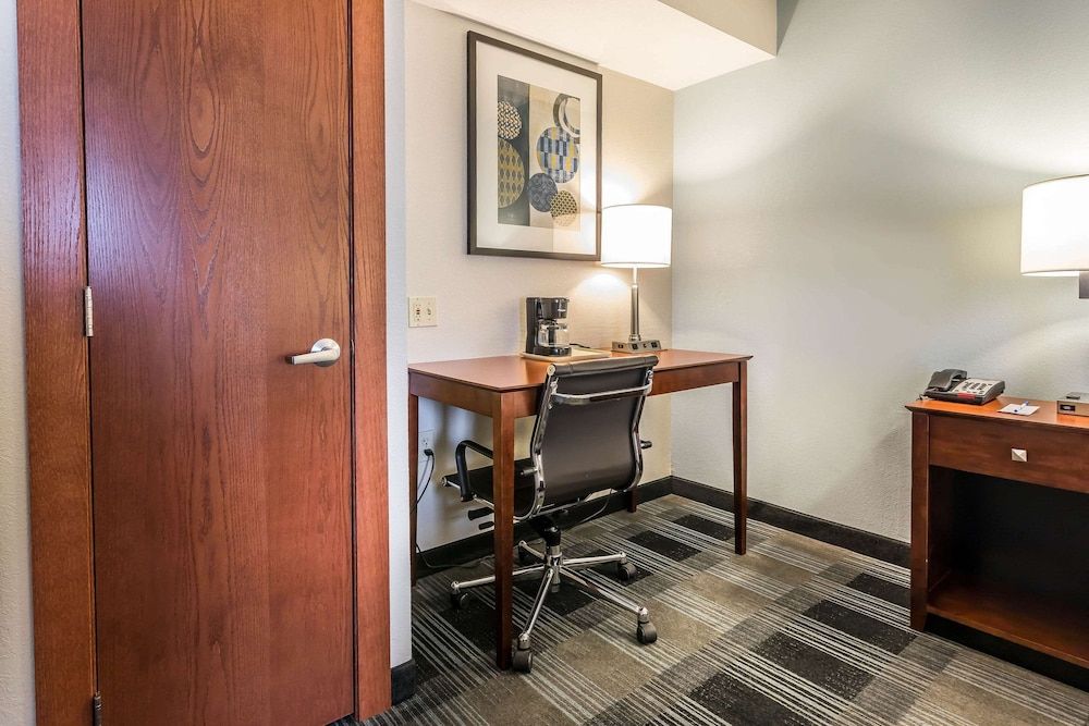 Comfort Inn SW Omaha I-80 Standard Room, 1 King Bed, Non Smoking 4