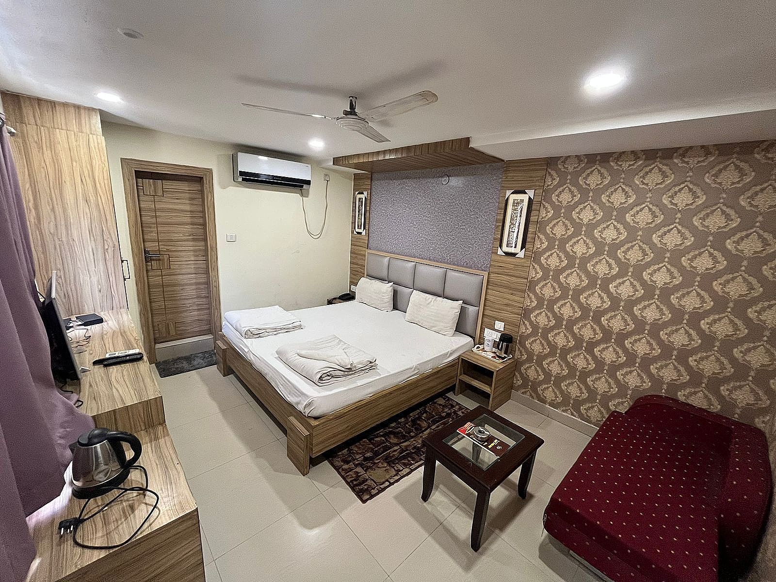 Super Deluxe Double Room - Intech Generic