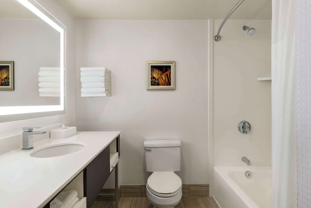 Hampton Inn Tropicana Room, 2 Queen Beds, Non Smoking 21