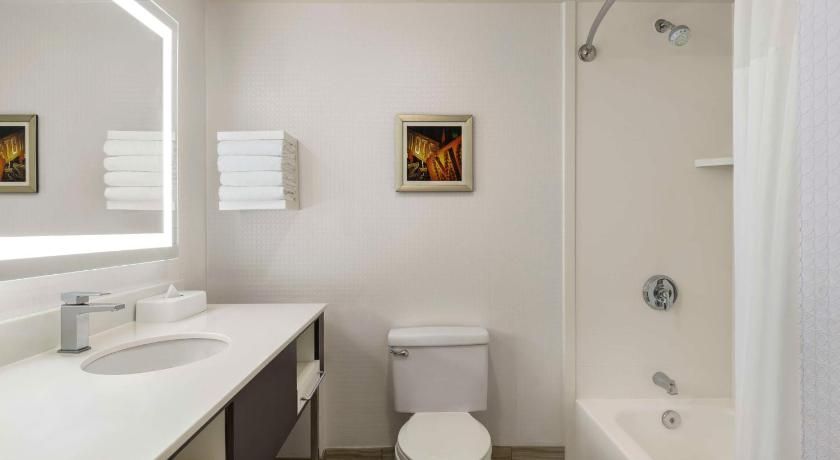 undefined Hampton Inn Tropicana 10