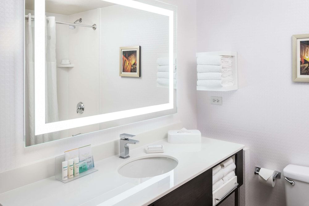 Hampton Inn Tropicana Room, 2 Queen Beds, Non Smoking 24
