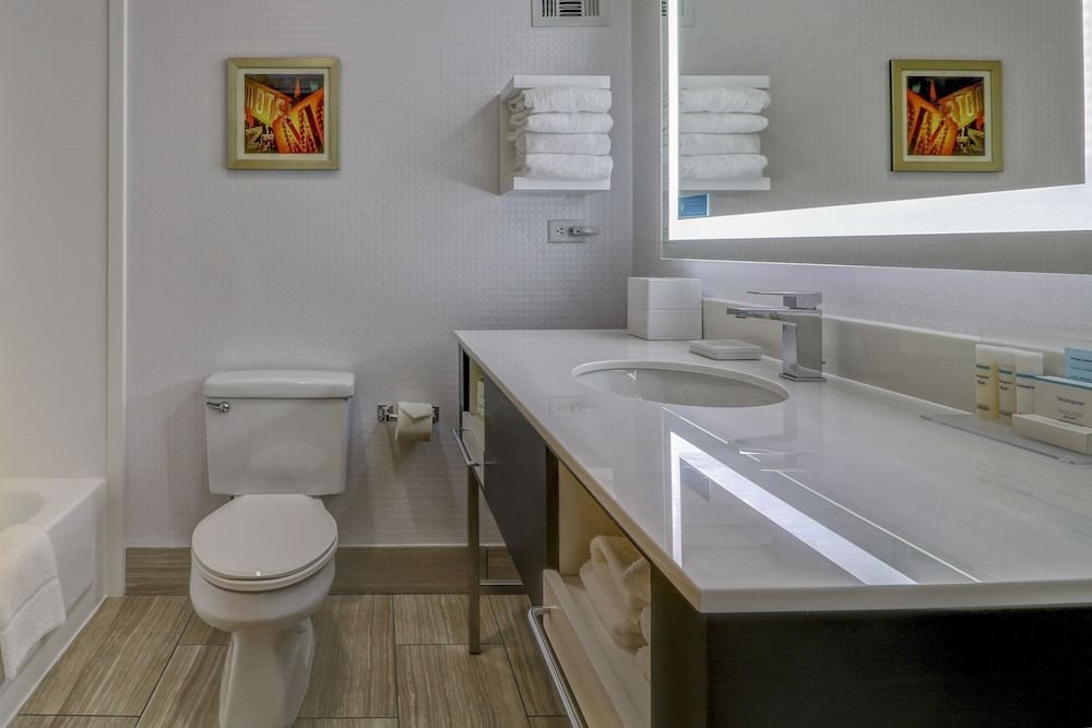 Hampton Inn Tropicana Room, 2 Queen Beds, Non Smoking 22